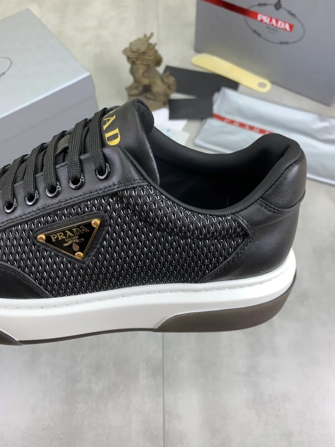 Men's Men's Shoes 💰P560 💰【New Style】 The latest model of high-quality PRADA classic men's shoes has been launched on the official website at a 1:1 replica, synchronized in Hong Kong and on the same catwalk; all made of calfskin➕imported cowhide lining, 🍡🍡original rubber outsole, non-slip and wear-resistant; comfortable on the feet, attractive style, fine workmanship, and simple and neat shoe lasts, highlighting a man's courage and toughness, 👍size 38 to 44 (45 can be customized) black White color🉑️choose